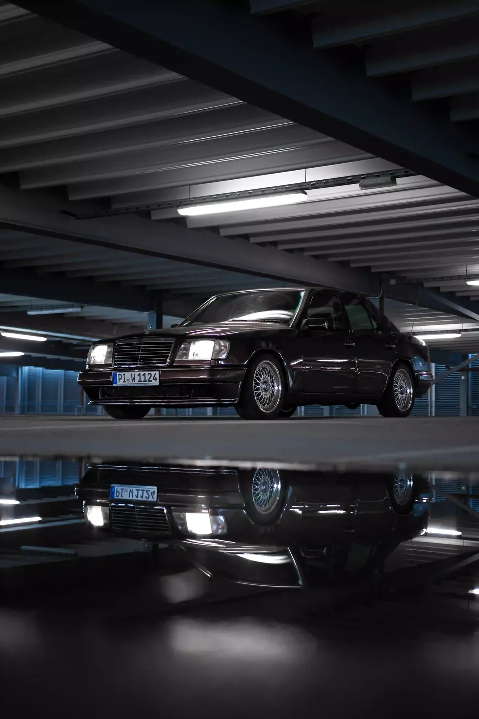 Mercedes im Parkhaus mit Spiegelung im Vordergrund