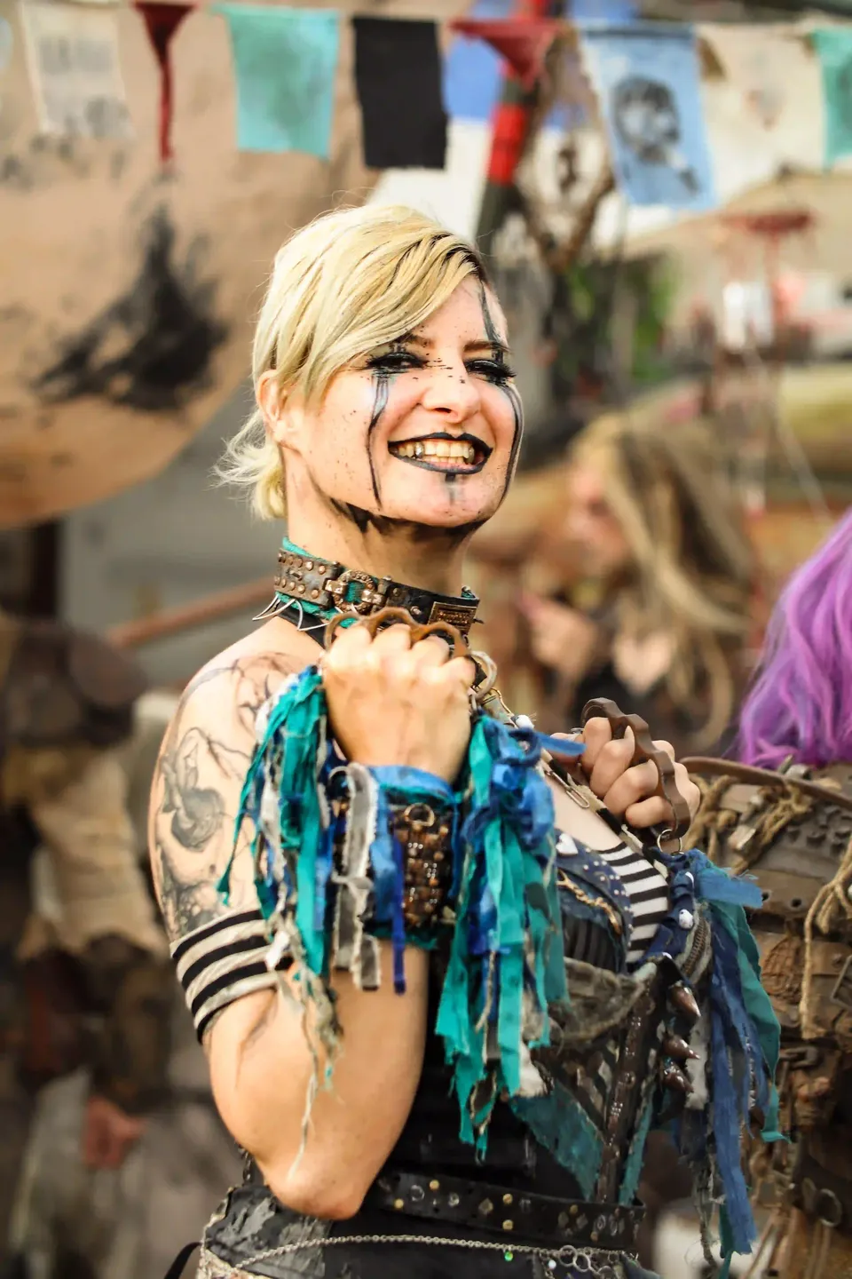 Festival-Portrait einer lächelnden Frau mit Tattoos